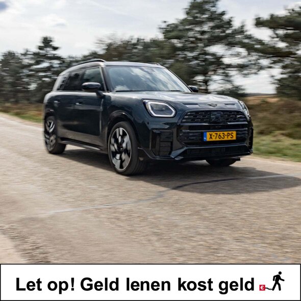 MINI_Countryman_Zwart_Voorkant_Rijdend_Bospad_Header_Mobile_Ekris
