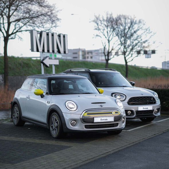 mini-electric-zijkant-mini-countryman-hybride-voorkant-grijs-parkeerplaats-mini-bord-mobiel-keram-keram