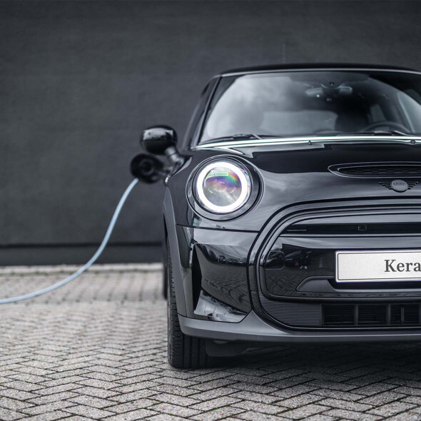 mini-electric-zwart-voorkant-laadklep-open-laadkabel-mobiel-keram