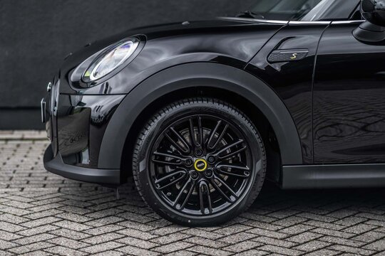 mini-electric-zwart-voorkant-zwarte-velg-keram