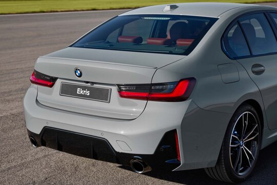 BMW-3-Serie-Sedan-Grijs-Achterkant-Close-Up