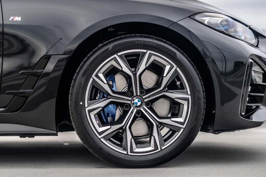 BMW-4-Serie-Gran-Coupé-zwart-band-velg-close-up