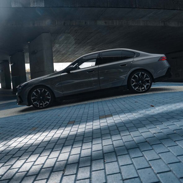 BMW_5_Serie_Sedan_Header_Mobile