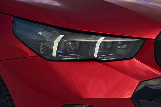 BMW-5-Serie-Sedan-Rood-Voorkant-LED-Koplamp