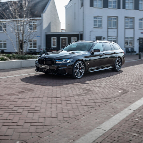 BMW_5_Serie_Touring_Exterieur_Zwart_Rijdend_Woonwijk_Keram_1180x1180