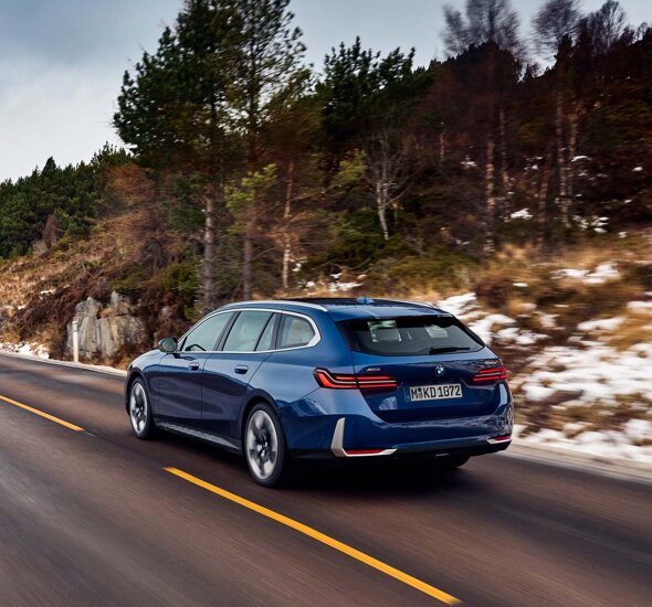 BMW-5-Touring-Blauw-Achterkant-Rijdend-Ekris-Header-Mobile