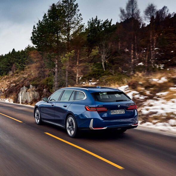 BMW-5-Touring-Blauw-Achterkant-Rijdend-Ekris-Header-Mobile