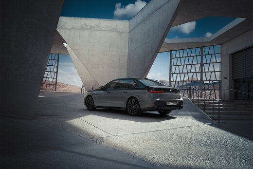 BMW_7_Serie_60e_Hybride_Grijs_Exterieur_Achterkant_Zijkant_Keram