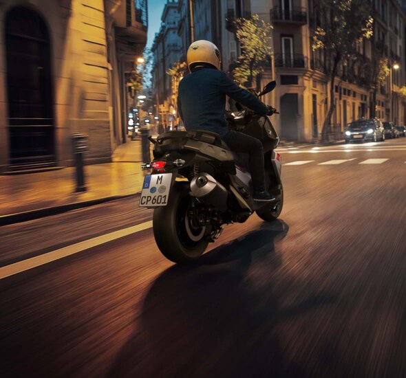 BMW_C_400_X_Rijdend_Stad_Ekris_Header_Mobile