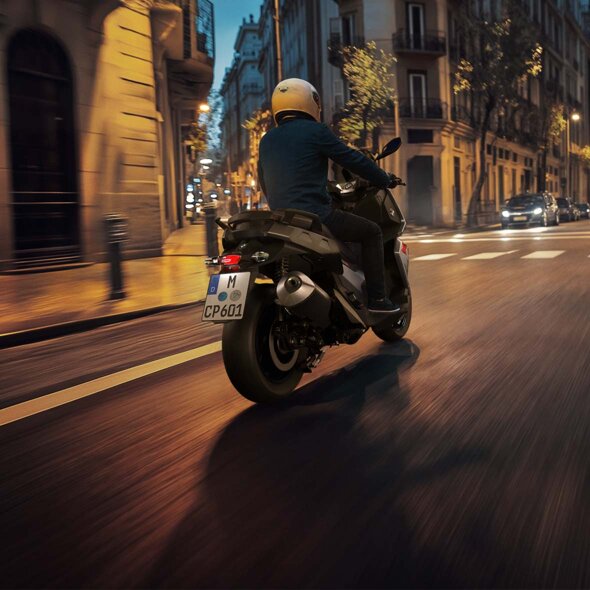 BMW_C_400_X_Rijdend_Stad_Ekris_Header_Mobile