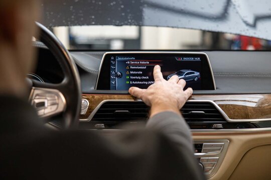 BMW-Condition-Based-Service-melding-touchscreen-keram