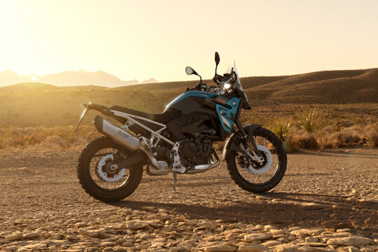 BMW_F_900_GS_Blauw-Zijkant_Woestijn