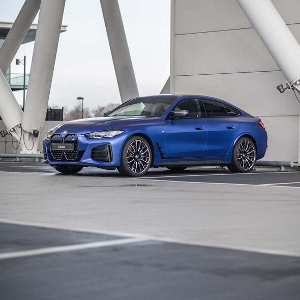 BMW i4 Blauw Voorkant Zijkant Keram 1180x1180