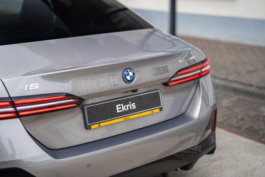 BMW i5 - achterkant