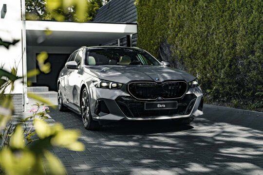 BMW-i5-Touring-Grijs-voorkant-huis-oprit-Ekris