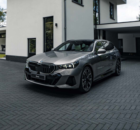 bmw-i5-touring-grijs-voorkant-oprit-huis-header-mobile-ekris-v2