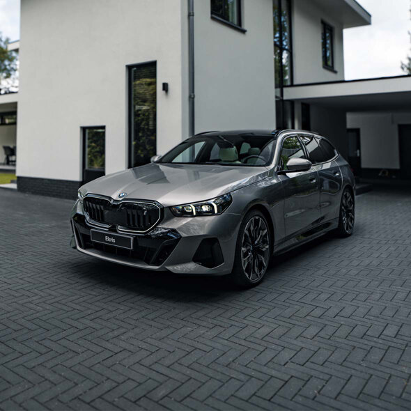 bmw-i5-touring-grijs-voorkant-oprit-huis-header-mobile-ekris-v2