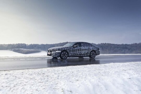 BMW-i5-Voorkant-Zijkant-Camouflage-Sneeuw-Driving-Shot