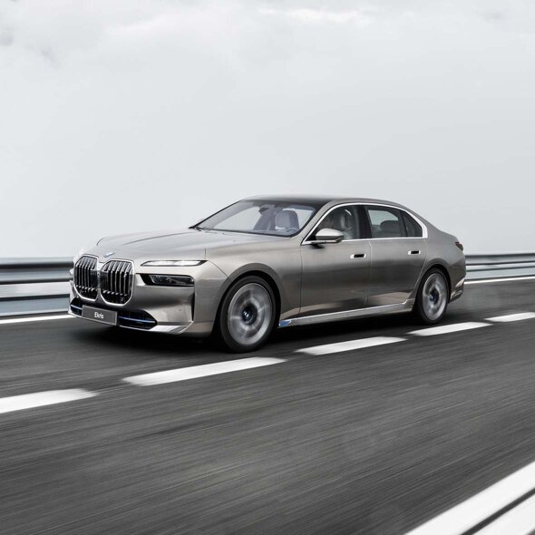 BMW-i7-Grijs-voorkant-zijkant-rijdend-header-mobiel