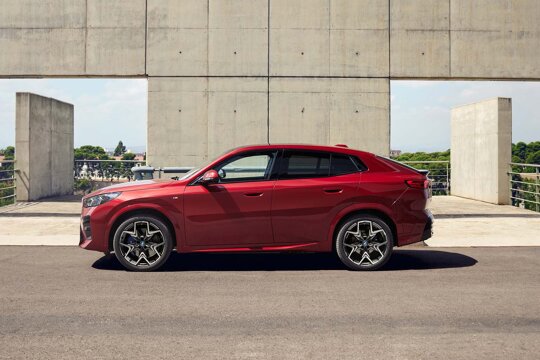 BMW-iX2-Rood-Zijkant-Zijaanzicht