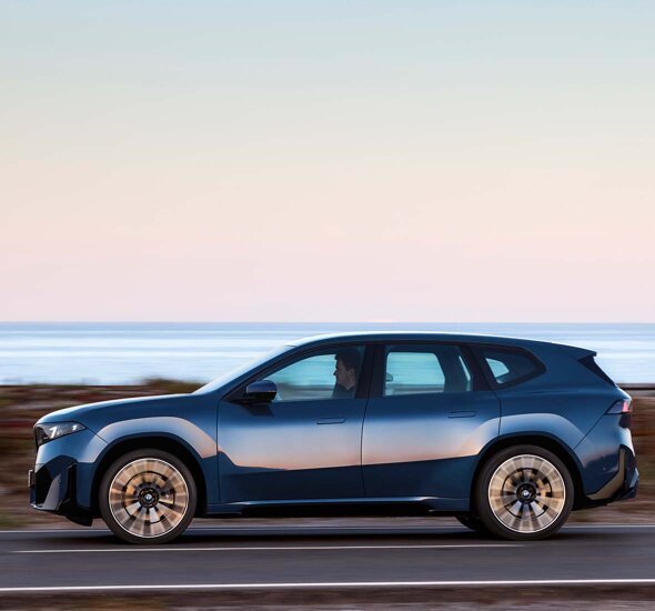 BMW_IX3_Blauw_rijdend_Zijkant_Header_Mobile_Ekris