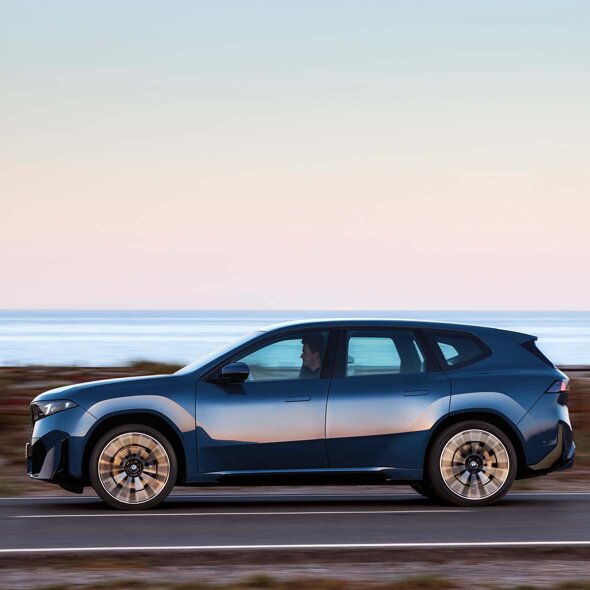 BMW_IX3_Blauw_rijdend_Zijkant_Header_Mobile_Ekris