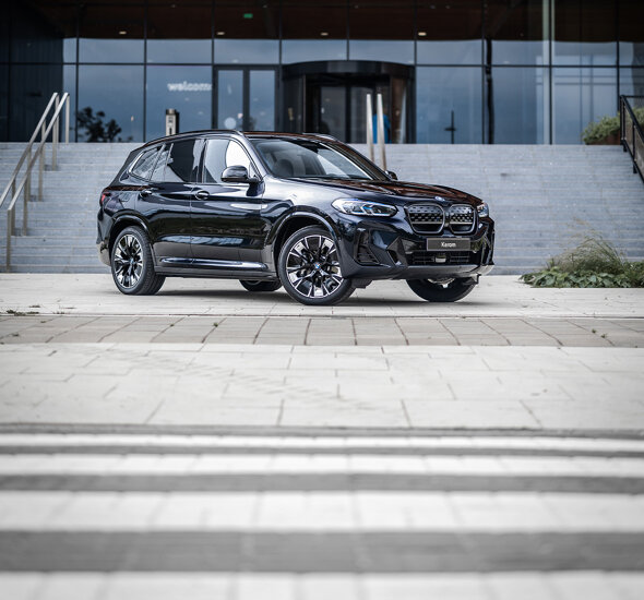 BMW_iX3_Exterieur_Blauw_Voorkant_Zijkant_Keram_1180x1180