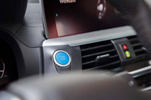 BMW-iX3-interieur-startknop-blauw
