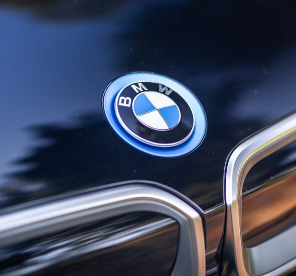 BMW-logo-bmw-i3-motorkap-bmw-i-blau-accent-mobiel