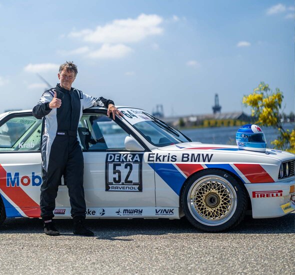 BMW-M3-E30-classic-racer-zijkant-eigenaar-mobiel