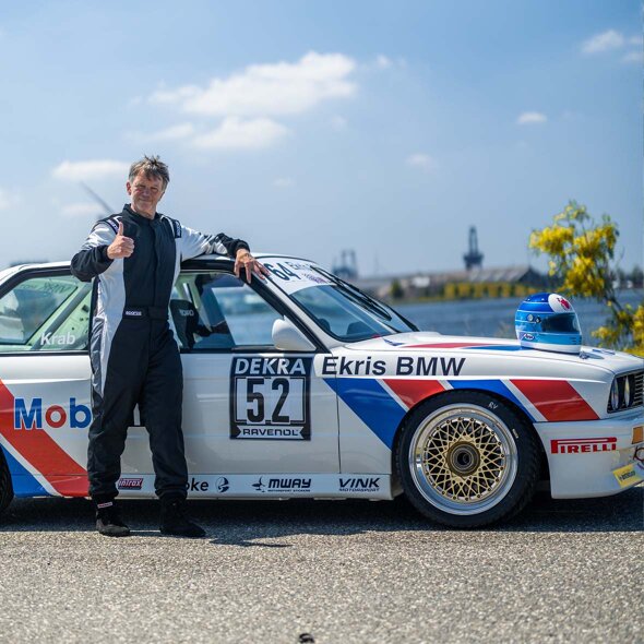 BMW-M3-E30-classic-racer-zijkant-eigenaar-mobiel