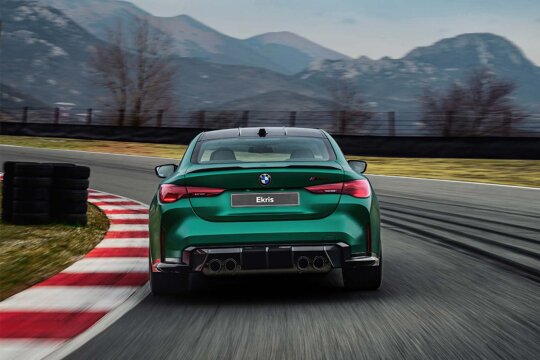 BMW-M4-CS-Groen-Achterkant-Rijdend-Circuit
