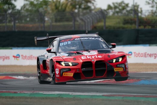 BMW_M4_GT3_Evo_Rood_Voorkant_Kerbstone_Header_Desktop_Ekris