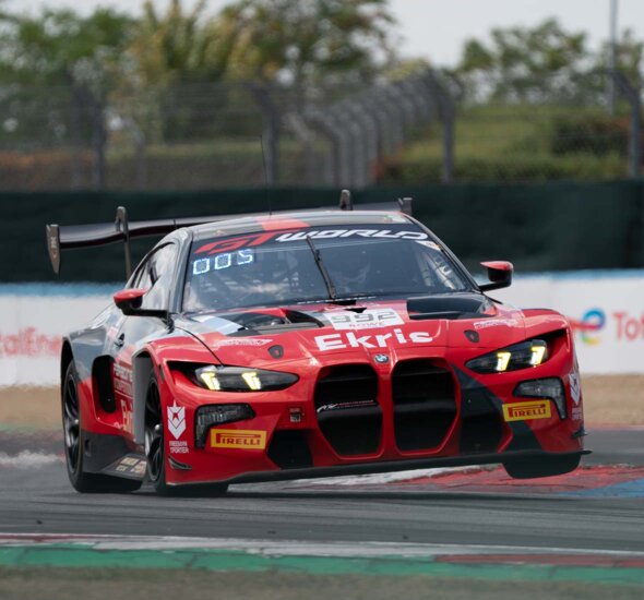 BMW_M4_GT3_Evo_Rood_Voorkant_Kerbstone_Header_Mobile_Ekris