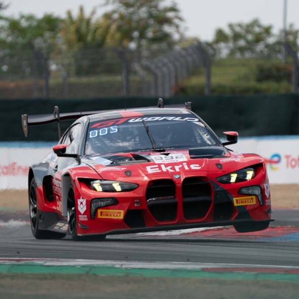 BMW_M4_GT3_Evo_Rood_Voorkant_Kerbstone_Header_Mobile_Ekris