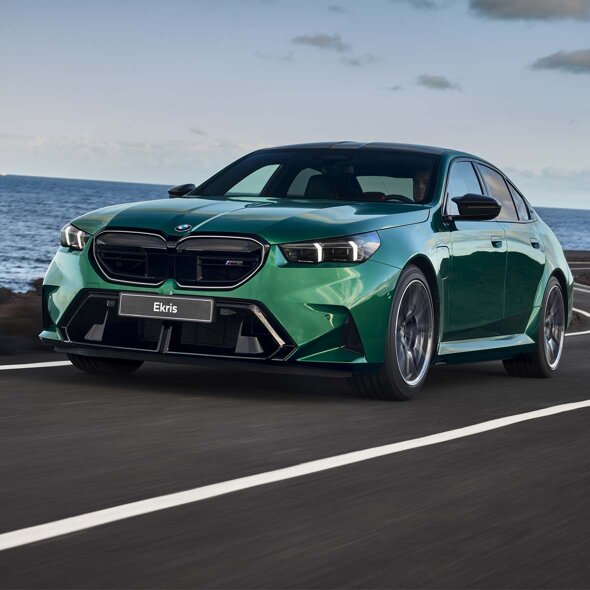 BMW-M5-Sedan-Voorkant-Groen-Rijdend-Zee-Header-Mobile