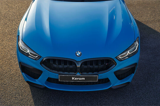 BMW_M8_Coupe_Blauw_Exterieur_Voorkant_Bovenkant_Niergrille_Keram