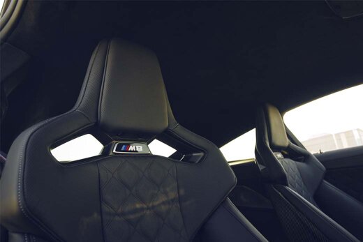 BMW-M8-Coupé-interieur-stoelen-hoofdsteun