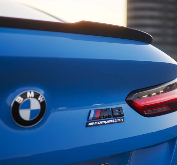 BMW-M8-Typeaanduiding-Blauw-Header-Mobile