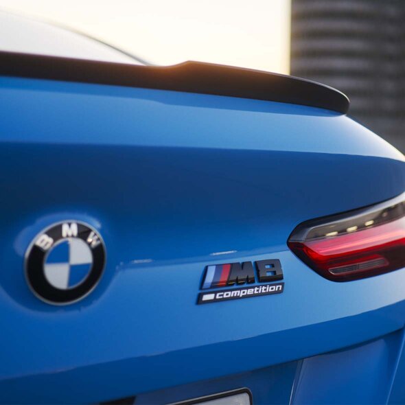 BMW-M8-Typeaanduiding-Blauw-Header-Mobile