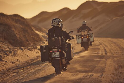 BMW_Motorrad_Adventure_Modellen_Rijdend_Woestijn_Header_Desktop_Ekris