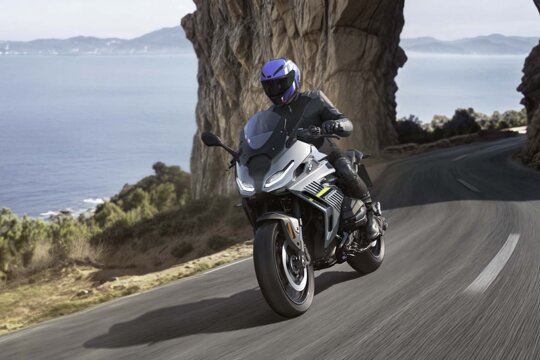 BMW_R_1300_RS_Grijs_Rijdend_Voorkant_ekris