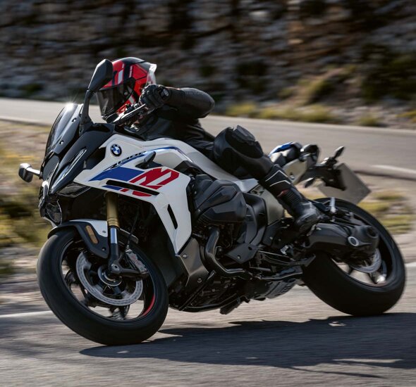 BMW_R_1300_RS_Wit_Rijdend_Bocht_Header_Mobile