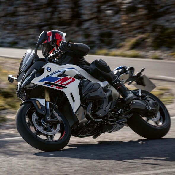 BMW_R_1300_RS_Wit_Rijdend_Bocht_Header_Mobile