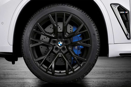 BMW X5M - zwarte velgen
