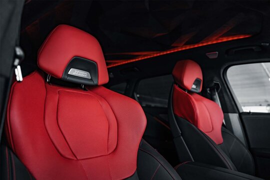 BMW-XM-Interieur-Stoelen-Rood-Zwart-Ekris