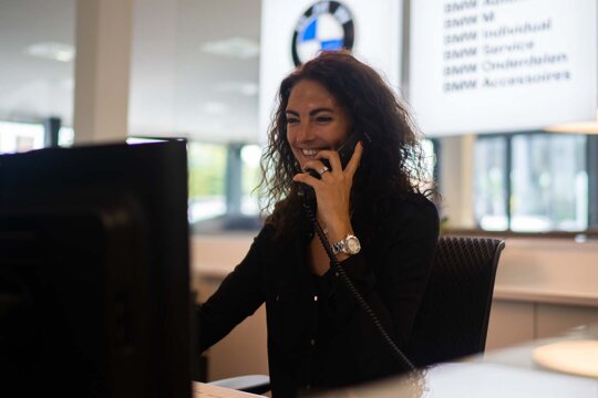 Ekris-BMW-Veenendaal-telefoniste-lacht