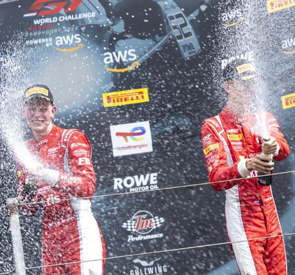 Mex_Jansen_Maxime_Oosten_Champagne_Podium_Zandvoort_2025_Ekris_Header_Mobile