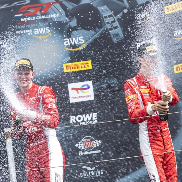 Mex_Jansen_Maxime_Oosten_Champagne_Podium_Zandvoort_2025_Ekris_Header_Mobile