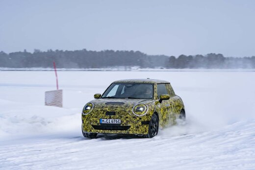 MINI-3-deurs-elektrisch-camouflage-sneeuwmeer